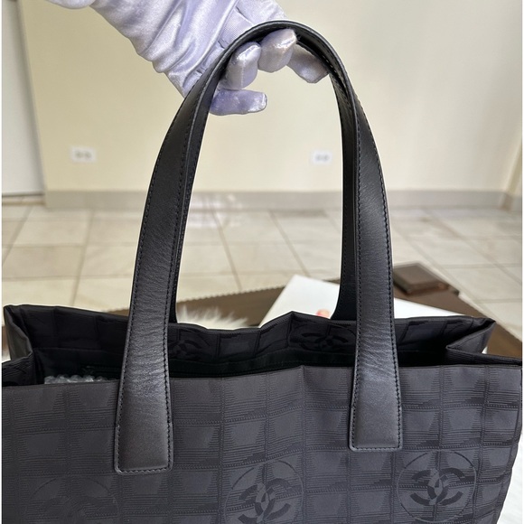 SOLD Travel Line Tote bag - Picture 5 of 17